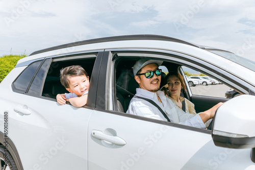 家族でドライブ・自動車で家族旅行する家族・ファミリー・駐車場・買い物  © buritora
