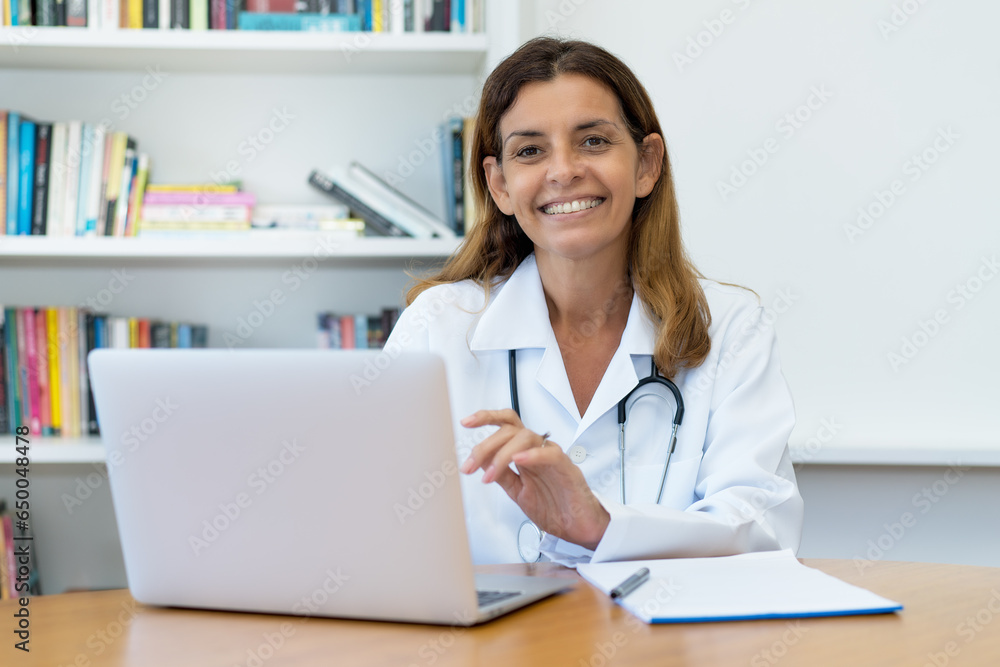 Ärztin schaut am Computer in die digitale Patientenakte Ärztin schaut am Computer in die digitale Patientenakte