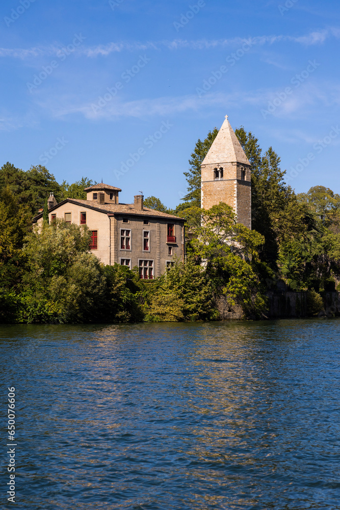 Église romane Notre-Dame de Lyon sur l’Île Barbe, depuis les quais de Saône de Caluire-et-Cuire