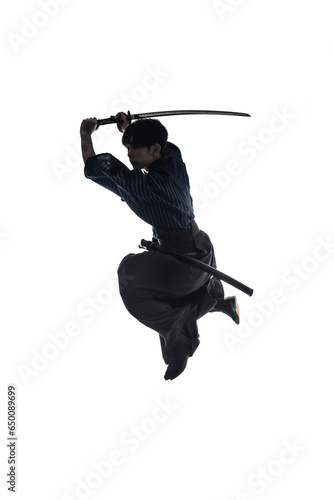 日本刀を振るう剣士のシルエット