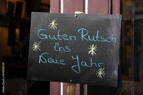 guten rutsch mit sternchen handgeschrieben an kleiner schiefertafel