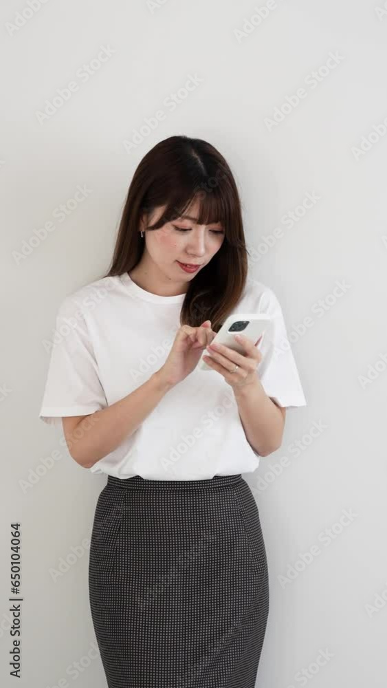 携帯電話を使う女性 携帯電話を使う女性
