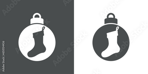 Tiempo de Navidad. Logo con silueta de bola de navidad con media de navidad colgando para su uso en invitaciones y felicitaciones
