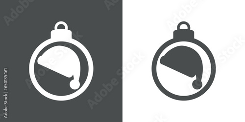 Tiempo de Navidad. Logo con silueta de bola de navidad con gorro Papá Noel para su uso en invitaciones y felicitaciones