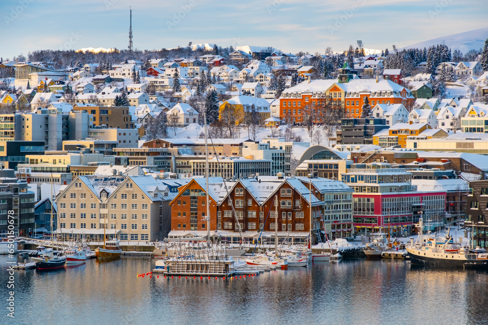 Φωτογραφία Snowy roofs, embankment near the port and fishing ships, Sunny winter day
