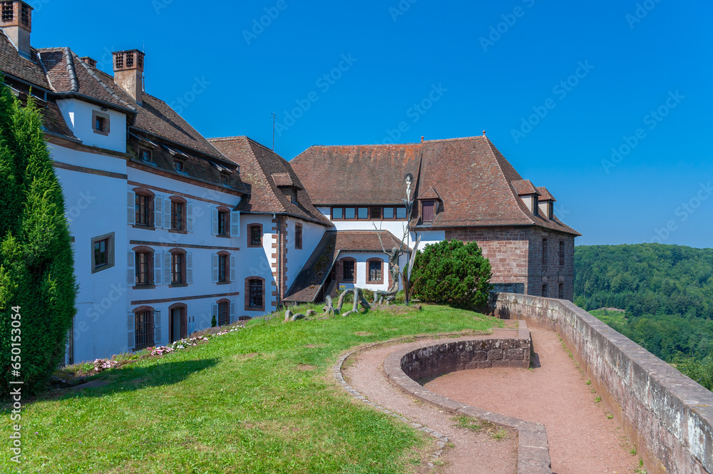 Innenhof von Burg Lützelstein in La Petite-Pierre. Departement Bas-Rhin in der Region Elsass in Frankreich