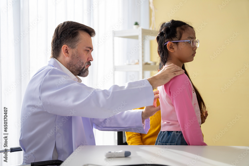 Fototapeta premium Male doctor and girl young patient Talk and give advice about your illness at the hospital.