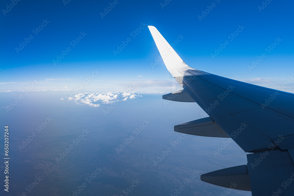 Obraz premium an airplane wing over the sky