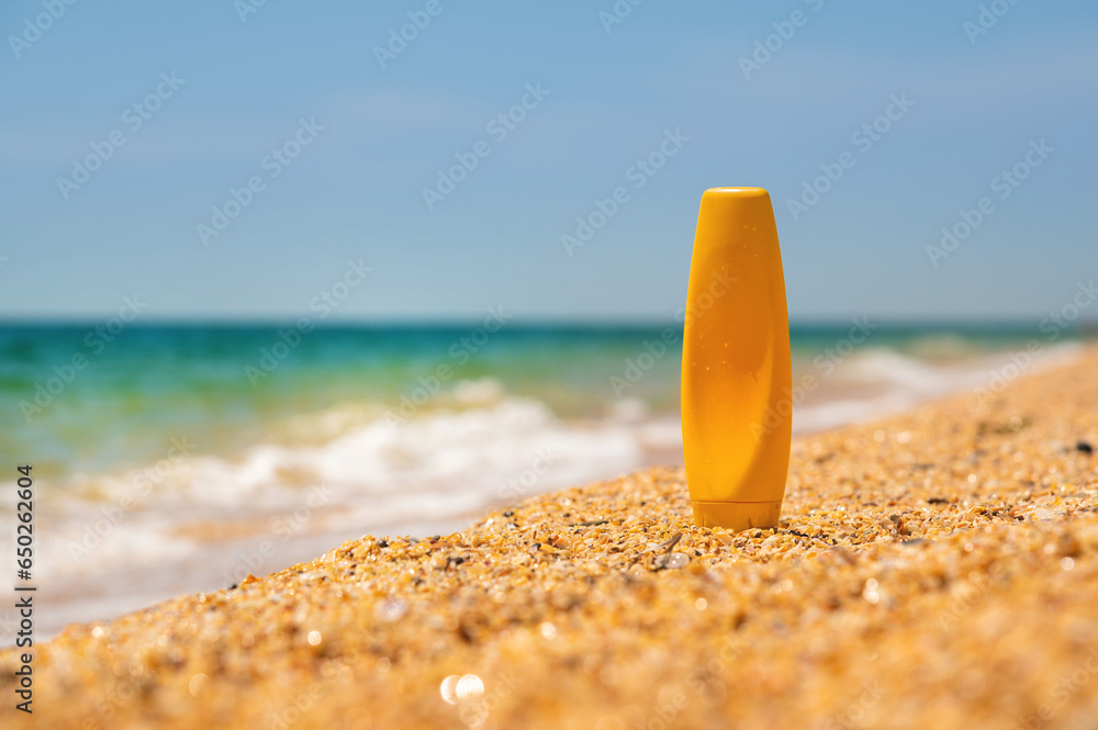 empty cosmetic cream for skin care. sunscreen in a bottle, on a sandy beach for relaxation against the backdrop of the sea. Skin care sun protection concept. Cosmetics with natural ingredients empty cosmetic cream for skin care. sunscreen in a bottle, on a sandy beach for relaxation against the backdrop of the sea. Skin care sun protection concept. Cosmetics with natural ingredients