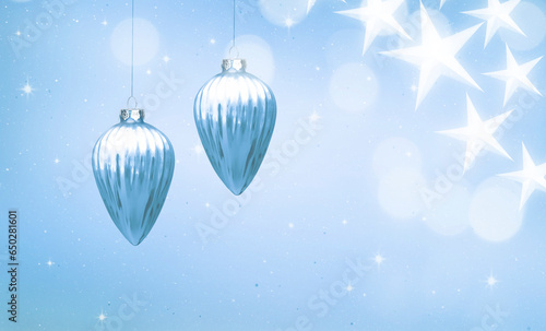 Blaue Weihnachtskugeln vor unscharfem Hintergrund