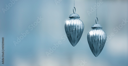 Blaue Weihnachtskugeln vor unscharfem Hintergrund