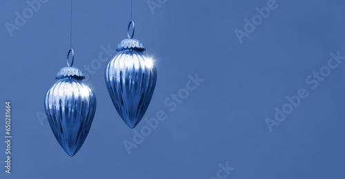 Blaue Weihnachtskugeln vor unscharfem Hintergrund