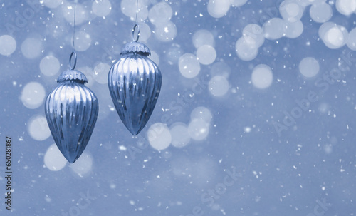 Blaue Weihnachtskugeln vor unscharfem Hintergrund