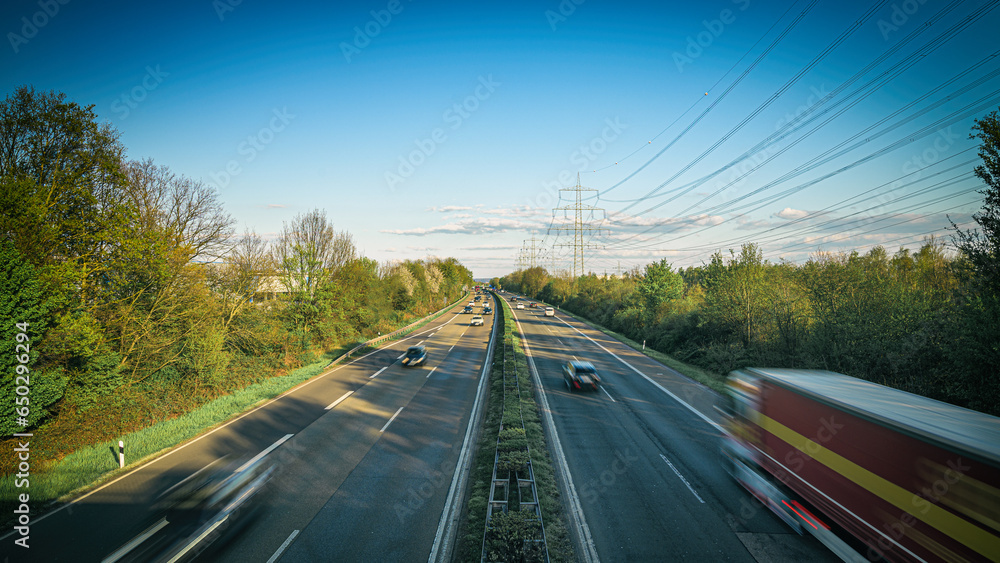 Autobahn mit Verkehr von Lastwagen und Autos