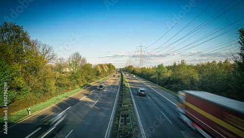 Autobahn mit Verkehr von Lastwagen und Autos