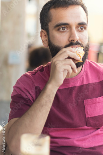 Retratos en primer plano de un chico joven con barba photo
