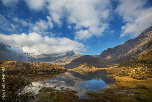 Fototapeta Naklejka Na Ścianę i Meble -  Lake in Cordillera