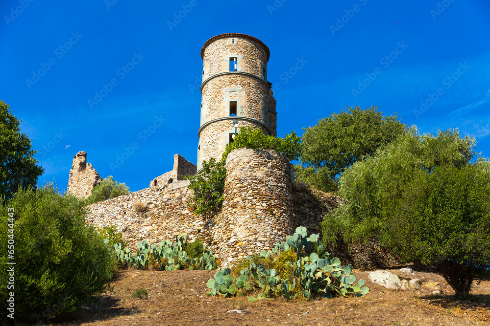 Φωτογραφία Landscape on a warm September day with a view of an ancient castle representing a medieval fortress in the village of