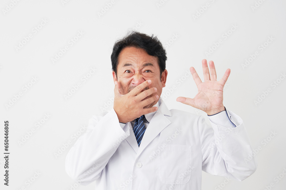 驚く中年の医師　白背景