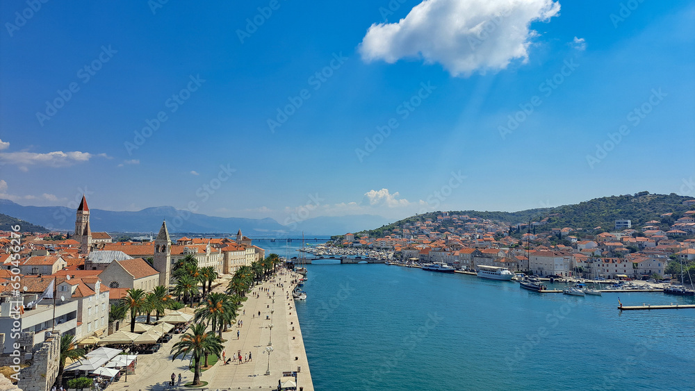 Widok z pałacu Kamerlengo na promenadę i morze w Trogirze 