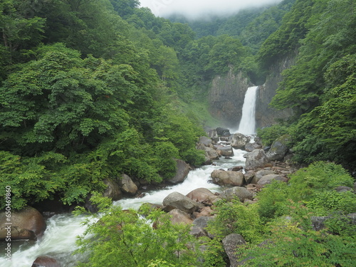 大量の水の流れる大きな滝と渓谷