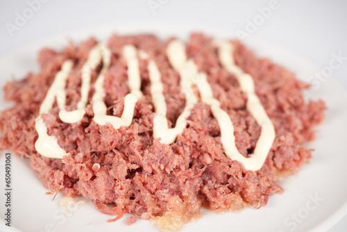 マヨネーズをかけたコンビーフ
