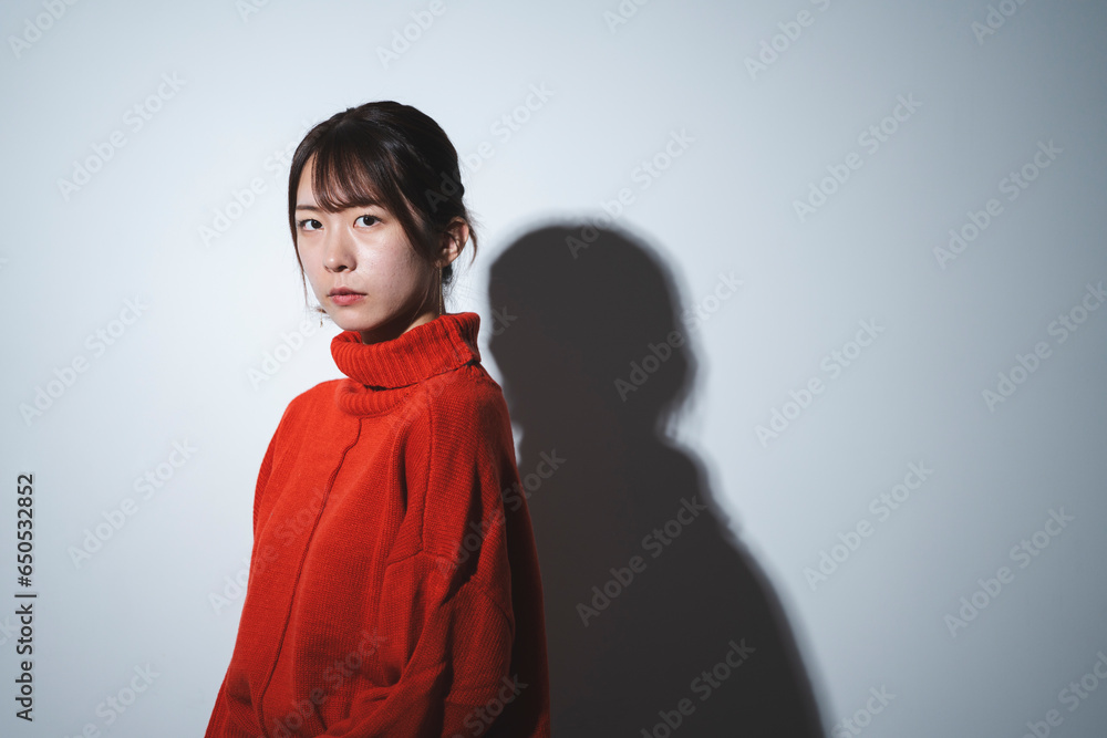 赤いニットの女性