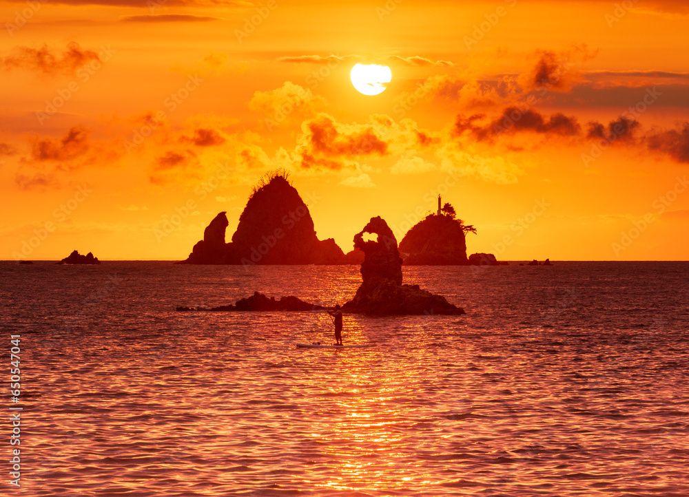西伊豆太田子海岸からゴジラ岩に沈む日本一の夕陽