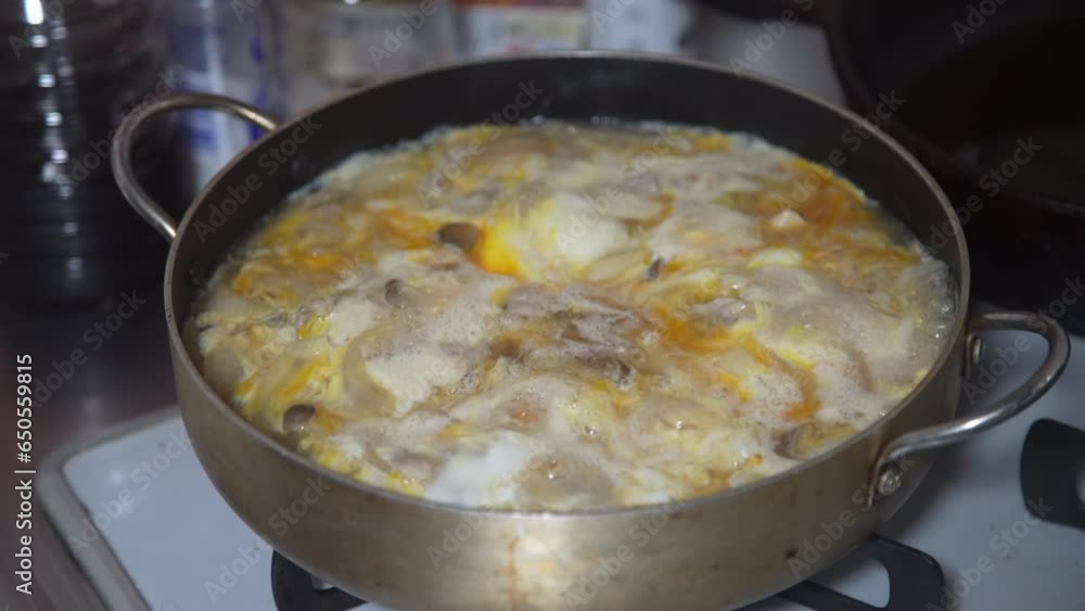 自宅で親子丼を作る様子 自宅で親子丼を作る様子