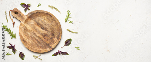 Φωτογραφία Wooden pizza platter top view with space on kitchen table