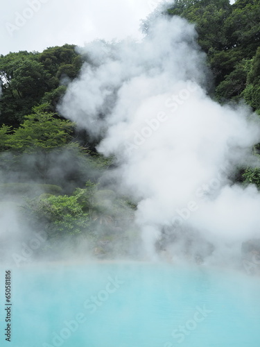 色づいた温泉の源泉