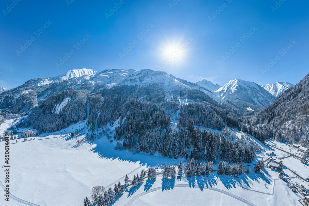 Sonne, Schnee und blauer Himmel in den Tiroler Bergen nahe Bichlbach in der Zugspitz Arena