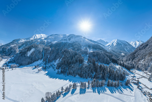 Sonne, Schnee und blauer Himmel in den Tiroler Bergen nahe Bichlbach in der Zugspitz Arena © ARochau