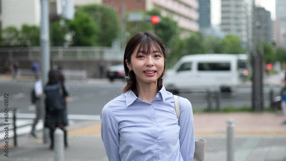 街中で微笑む女性のクローズアップ 街中で微笑む女性のクローズアップ