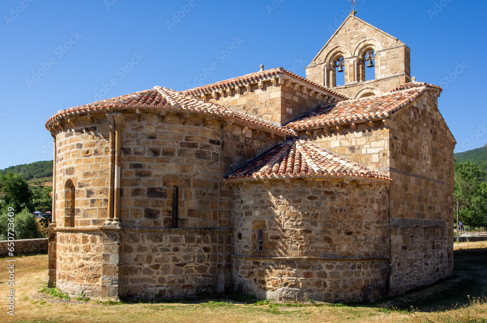 Iglesia románica en la montaña palentina, colegiata de San Salvador de Cantamuda.