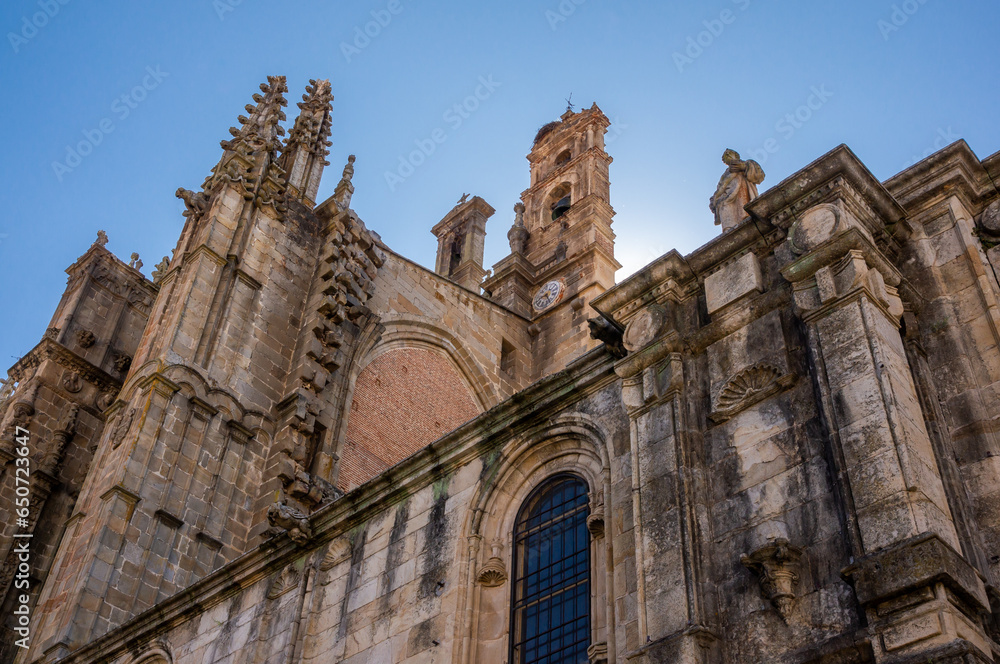 Catedral de Plasencia en la provincia de Cáceres. Imagen tomada a contraluz en un día soleado.