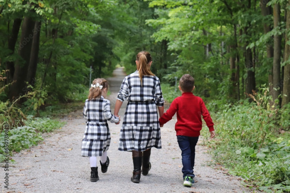 Fototapeta premium 3 children walking