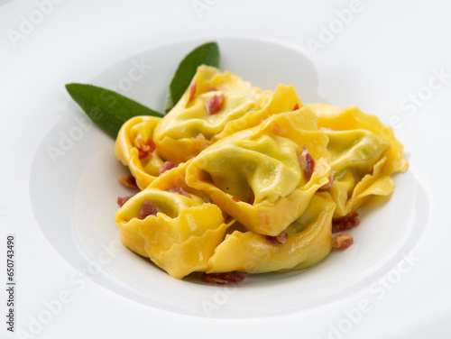 Tortelloni di ricotta e spinaci, pasta italiana, fuoco selettivo