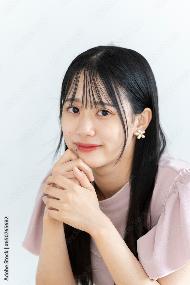 ピンクのワンピースを着た女性