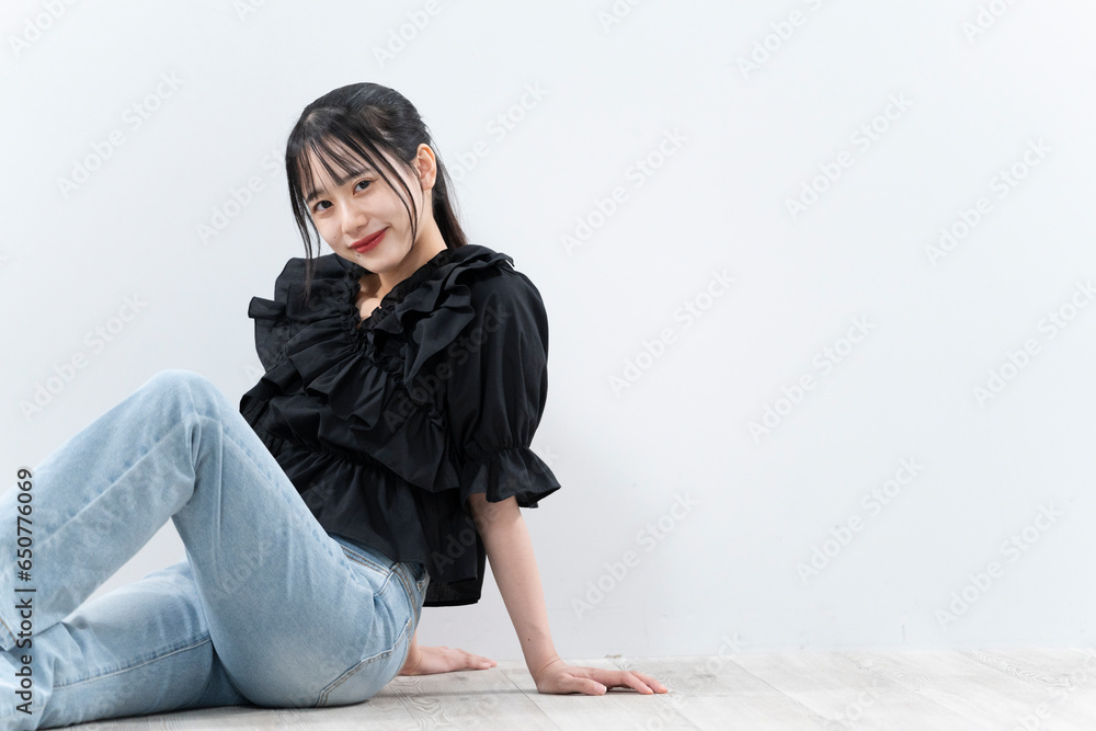 デニムを履いた若い女性 デニムを履いた若い女性