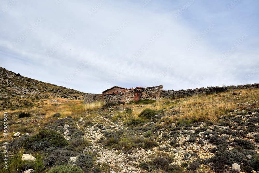 Las ruinas de una antigua casa en las  montañas de Albarracin, España