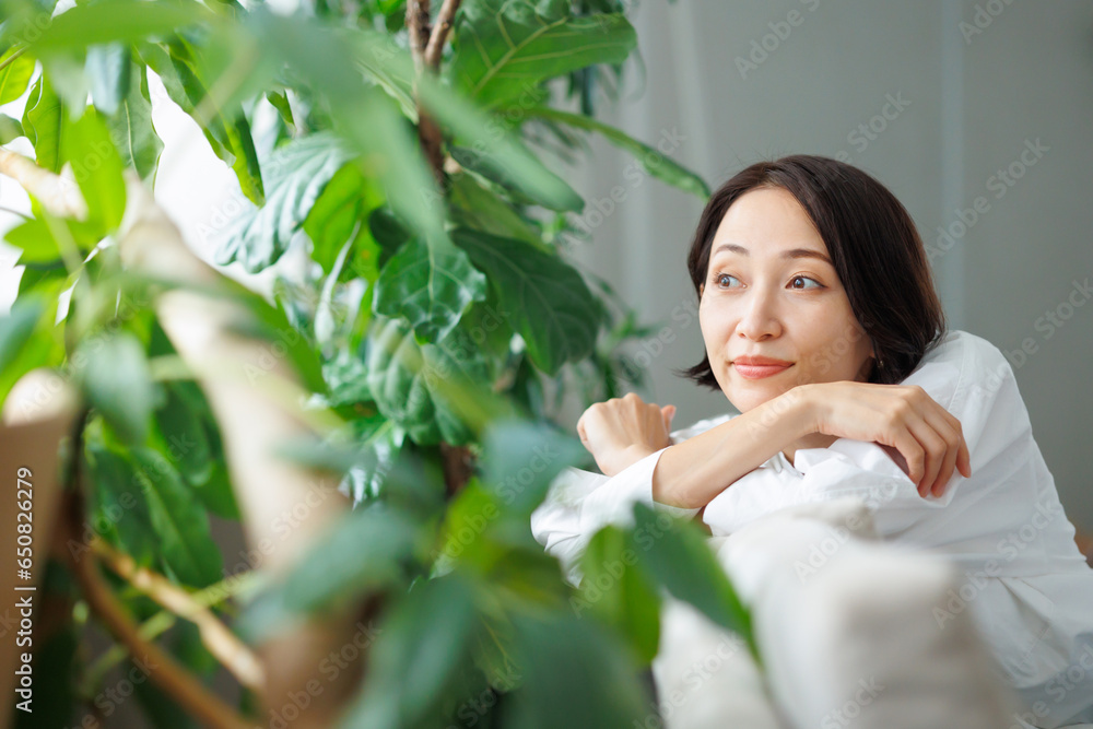 Obraz premium 女性 ソファ