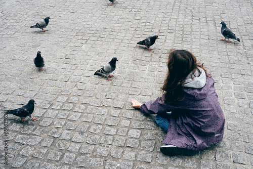 Photography A kid feeding the doves of Amsterdam.