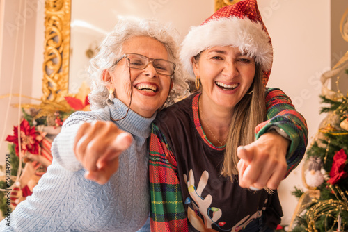 Carcajadas de Navidad: Madre e Hija Irradian Felicidad en una Celebración Llena de Alegría photo