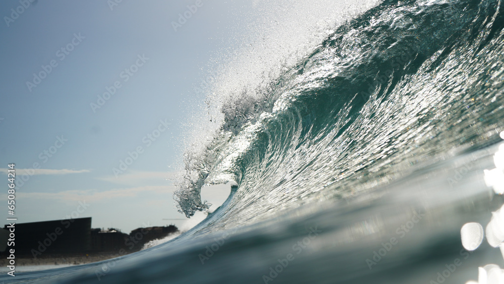 Fototapeta premium ola rompiendo en forma de tubo en san sebastian