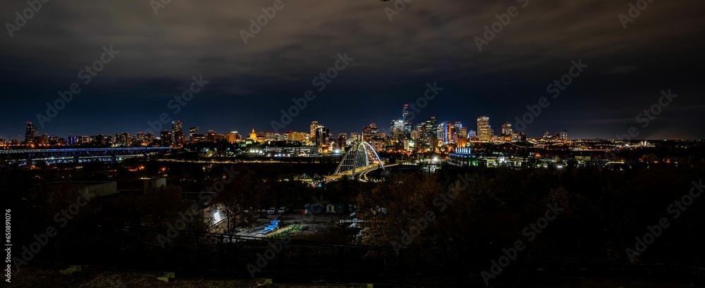 Obraz premium Panoramic aerial night view of the illuminated city skyline of Edmonton, Alberta, Canada