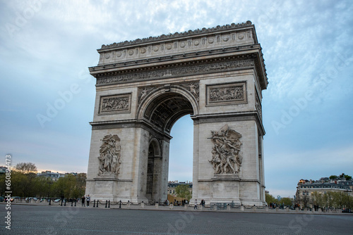 Famous Arc de Triomphe monument in Paris, France © Gauti Eiríksson/Wirestock Creators