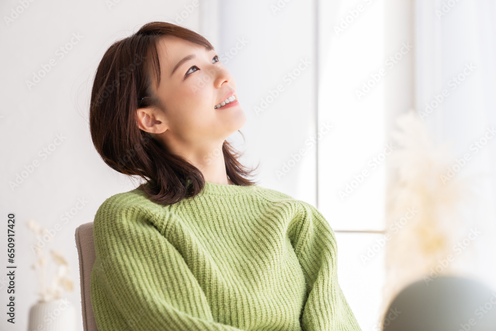 部屋でリラックスする若い女性 部屋でリラックスする若い女性