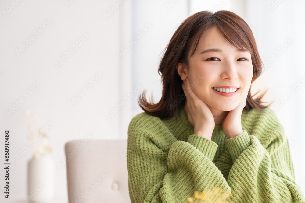 部屋でリラックスする若い女性 部屋でリラックスする若い女性