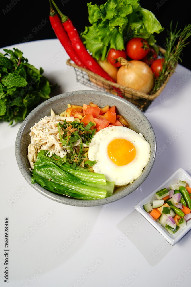 chicken noodles with fried egg chicken noodles with fried egg
